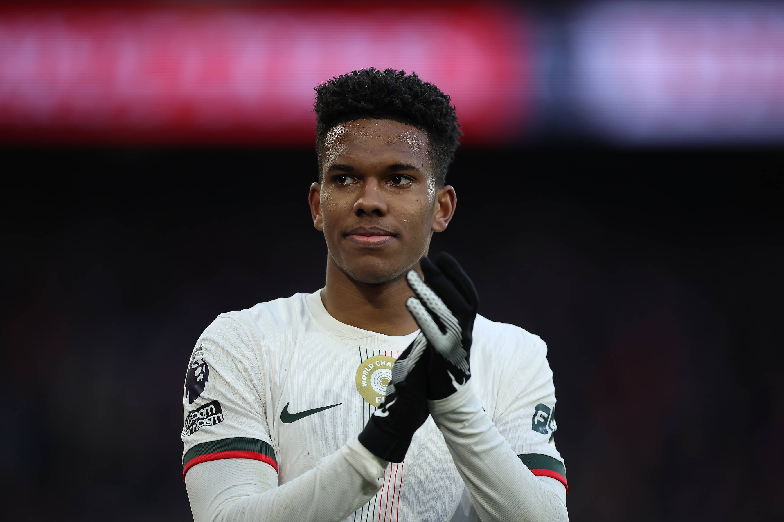 记者:埃斯特旺参与切尔西训练,里斯·詹姆斯、约恩森没有参加