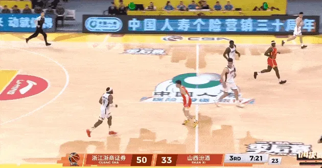 世界杯直播下载-尼克斯连续失误被换下场，奈特上场后直接运球失误给胡金秋