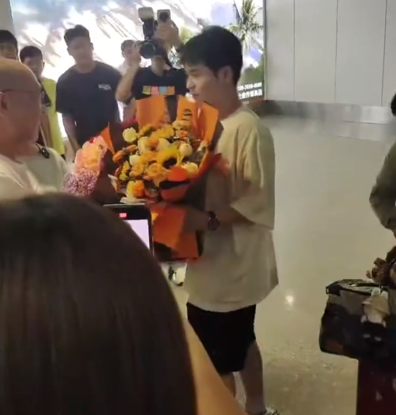 世界杯客户端安装-林诗栋落地海南妈妈接机!石头全程笑容不断 世排重返前5冲破心魔